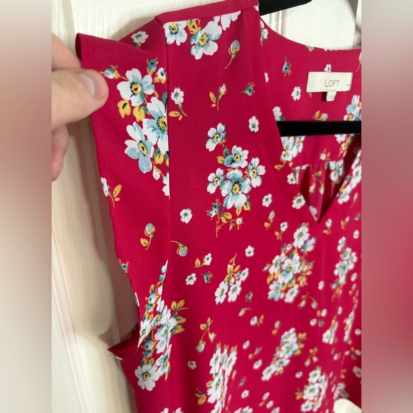 LOFT Large Petite Red Floral Flutter Sleeve Blouse – Vibrant & Feminine - Picture 3 of 7